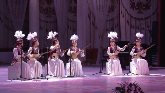 Шикарное исполнение песен Катюша, Подмосковные вечера,Калинка на комузах смотреть онлайн