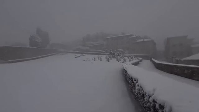 Assisi, i frati della Basilica di San Francesco giocano a palle di neve смотреть онлайн
