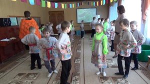 Хоровод "Масленица" водят дети подготовительной к школе группы №5