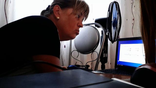 ОДИН НА ДВОИХ Дочка помогает разобратся в этих программах Пришол переходник смотреть онлайн