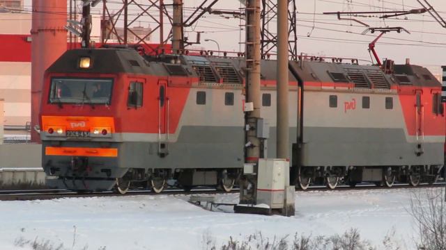 Электровоз с грузовым составом 2ЭС6-454 прибытие на станцию смотреть онлайн