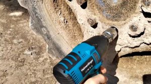 Аккумуляторный гайковерт Heimerdinger откручивает гайки тракторных колёс.