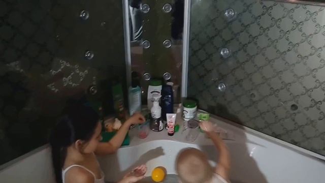 20ТЫСЯЧ ШАРИКОВ ОРБИЗ в Ванной Разноцветные Шарики Растущие в Воде Купаемся смотреть онлайн