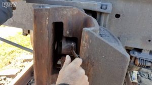 Вагоны могут РАСЦЕПИТЬСЯ из за этого! Чем проверить автосцепку вагона! Вагонник. Железная дорога.