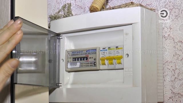 ВОДА С ПОТОЛКА, ПОЖЕЛТЕВШИЕ ОТ СЫРОСТИ ОБОИ, ВЫКРУЧЕННЫЕ ЛАМПОЧКИ И РАЗБУХАЮЩАЯ ДВЕРЬ смотреть онлайн