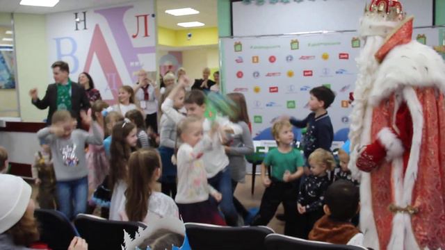 Дед Мороз учится танцевать флекс с детьми смотреть онлайн