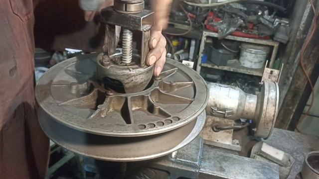 Сборка ведомого вариатора снегохода. смотреть онлайн