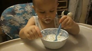 Никита кушает творог
