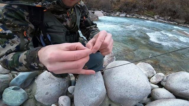 Ловим форель на силикон в горной реке. Рыбалка. смотреть онлайн