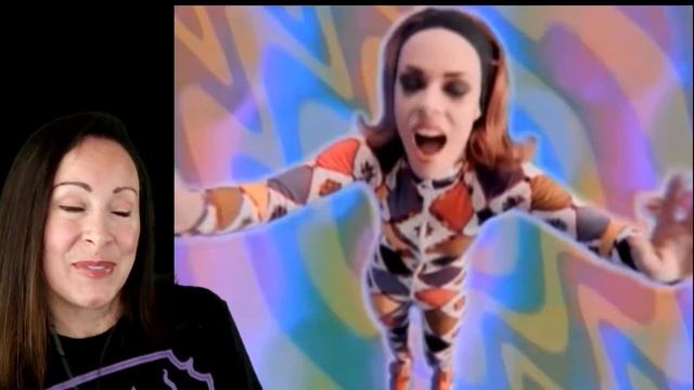 Reacting to Dee Lite - Groove is in the Heart GROOVY! смотреть онлайн