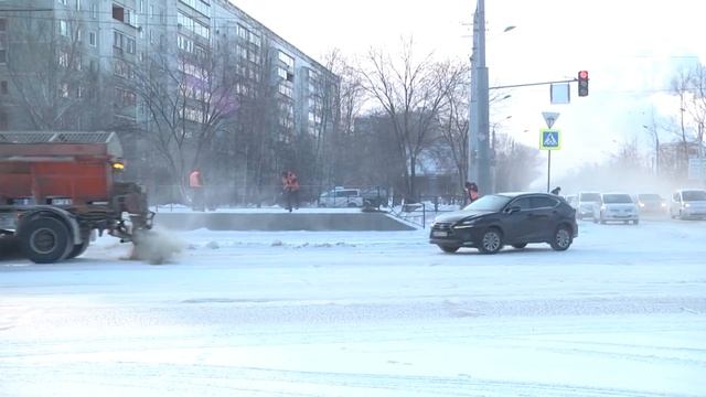 С началом ночного снегопада на улицы Благовещенска вышли усиленные звенья спецмашин ГСТК смотреть онлайн