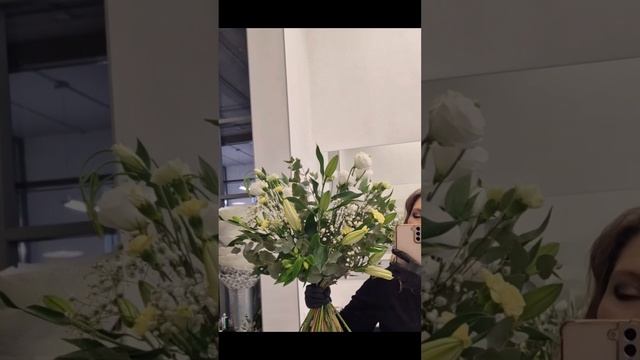 эустома с лилией в высоком букете с открытым контуром #букеты #флористика #рецептыбукетов #школа