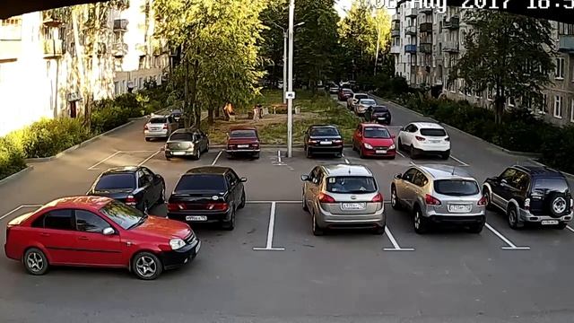 Чем занимаются дети во дворе летом в Хотьково. Бьют машины и мучают животных смотреть онлайн