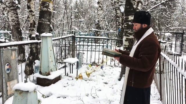 Панихида на кладбище по усопшим родственникам