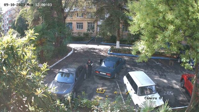 IP камера Hikvision DS-2CD2087G2-LU (2.8 мм) Двор смотреть онлайн