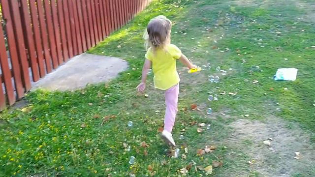 Дети весело играют с мыльными пузырями Маленькая Катя и музыльные пузыри Детское видео смотреть онлайн