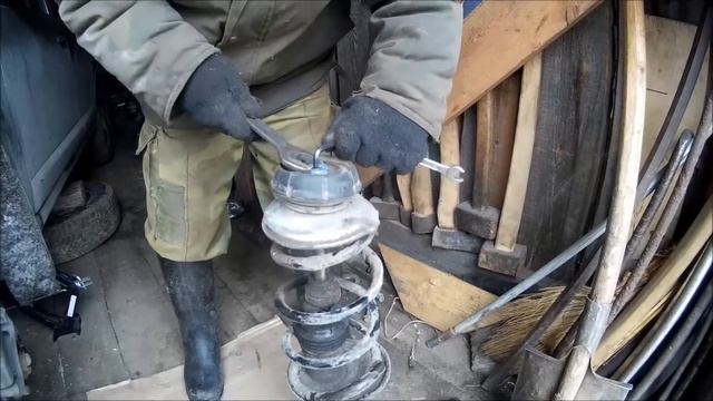 Рено Сандеро - Замена ПЕРЕДНИХ стоек АМОРТИЗАТОРОВ (ремонт своими руками) смотреть онлайн