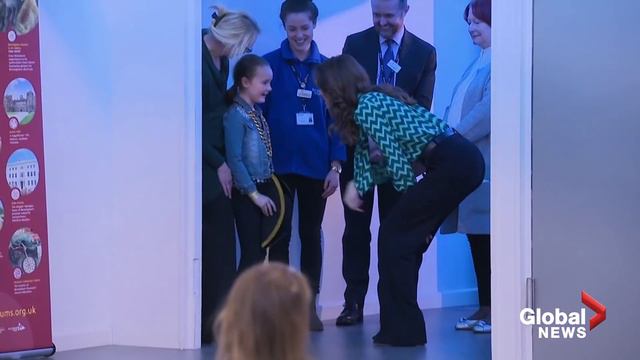 Kate Middleton meets babies at sensory class during royal tour on childhood survey смотреть онлайн