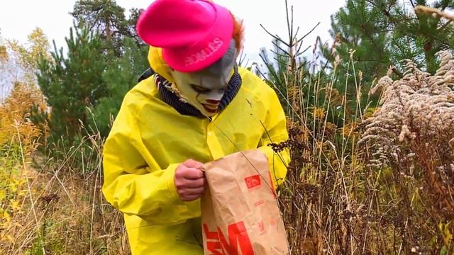БЕДНЫЕ БРАТИШКИ И СТРАШНЫЙ КЛОУН ! 24 часа в лесу CRAZY Богдаш смотреть онлайн