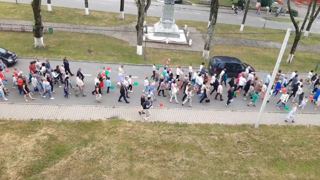 Праздничное шествие трудовых коллективов Свислочского района в городской парк. смотреть онлайн