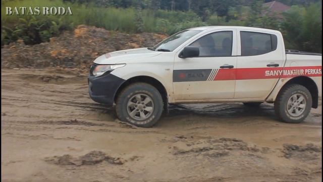 HONDA CRV VS WULING ALMAZ VS TOYOTA RUSH LEWAT TANJAKAN LUMPUR смотреть онлайн