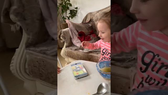 Как научить ребёнка самостоятельно кушать, дети кушают,две сестрички,видео для детей детское видео