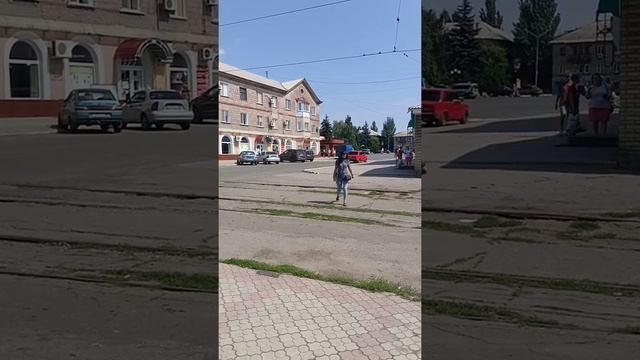 Обычный день на площади Бурмистрова (пл.Дружбы) в Енакиево. смотреть онлайн