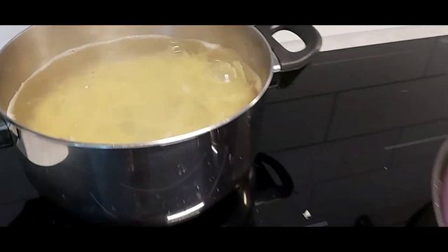 Курица в сливочном соусе | Готовлю САМЫЙ БЮДЖЕТНЫЕЙ ОБЕД у дочери | смотреть онлайн
