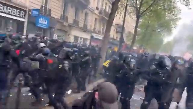 В Париже происходят жесткие стычки с полицией, полмиллиона протестующих против пенсионной реформы смотреть онлайн