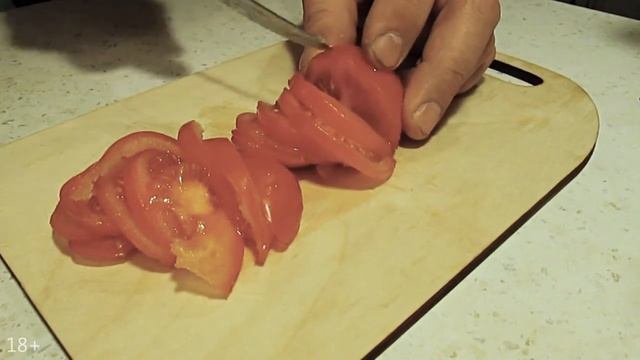 Салат из помидоров с маринованным чесноком | Простые рецепты смотреть онлайн