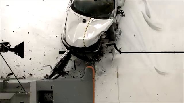 2014 BMW 2 series driver-side small overlap IIHS crash test смотреть онлайн