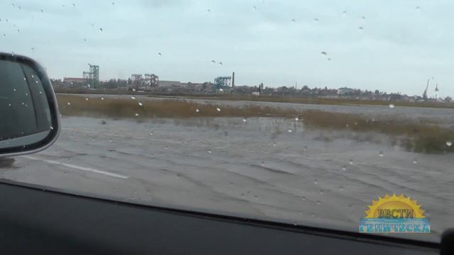 Дорогу на Арабатскую стрелку продолжает затапливать (4.10.2014) смотреть онлайн