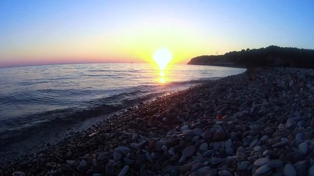 Красивый закат на берегу моря. Шум прибоя смотреть онлайн