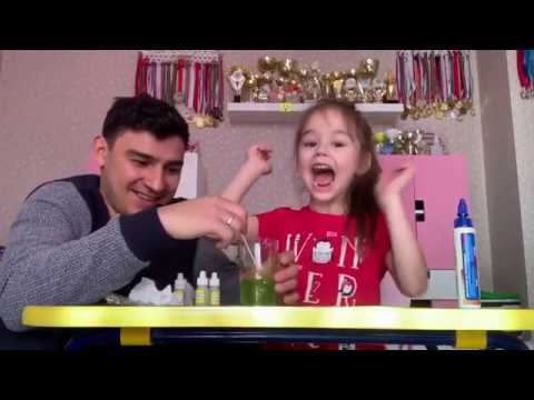 Данир Сабиров кечкенә кызы белән Слайм ясый