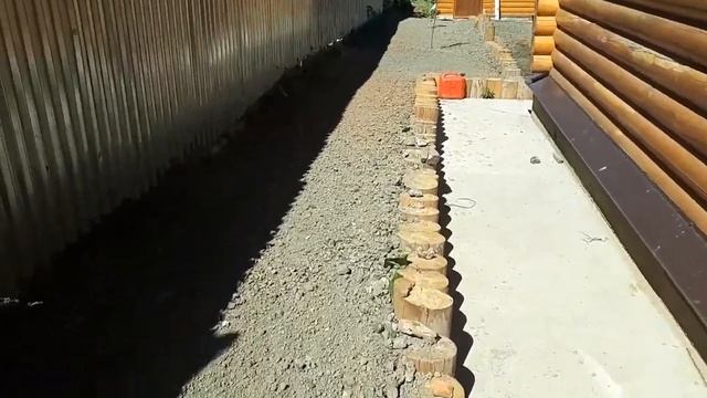 Газон на участках с подпорными стенками и готовыми дорожками. смотреть онлайн