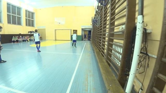 Футбол - "Лёгкий мяч" = старшие+младшие (ВИДЕО С ТРЕНИРОВКИ - ЧТО ТАМ ПРОИСХОДИТ) смотреть онлайн