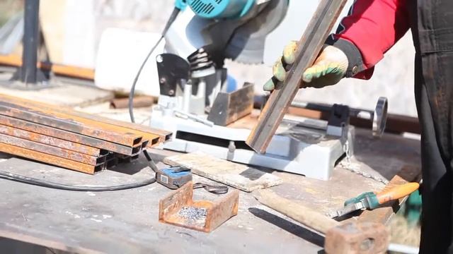 Обустройство беседки.Первая проба коптильни. Апрельские хлопоты в саду смотреть онлайн