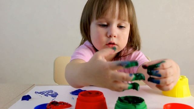 Юля рисует Пальчиковыми Красками смотреть онлайн