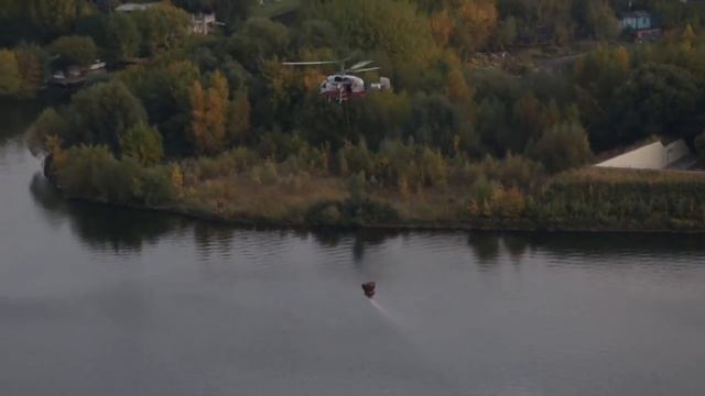 08.10.17 - Ка-32 набирают воду для тушения пожара на рынке "Синдика" смотреть онлайн