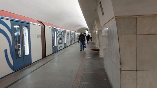 Станция метро "Октябрьская-радиальная" // 16 декабря 2022 года смотреть онлайн