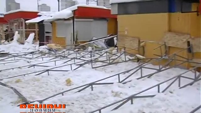На ринку біля станції метро імені Масельського обвалилась металева конструкція смотреть онлайн