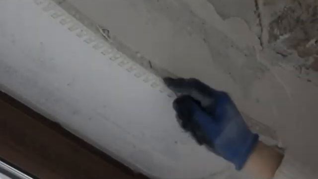 Первый этап ремонта.Исправление ошибок шпатлёвки, удаление перфоуголка, ржавых скоб с уголков. смотреть онлайн