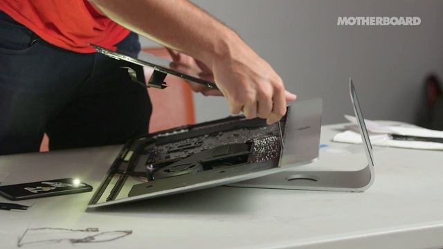 Can a Normal Person Upgrade the RAM in the 2017 21.5" iMac? смотреть онлайн