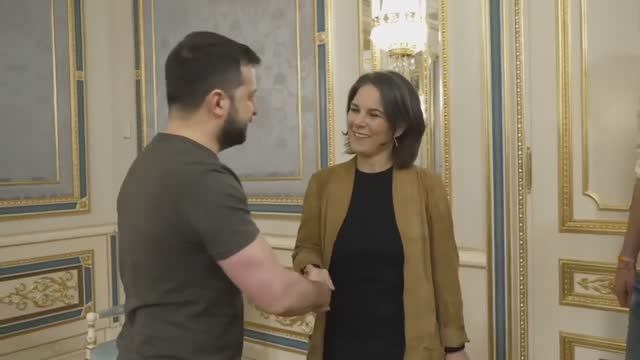 Зеленский, Байден, Бербок , Макс Комикадзе и Красная плесень. Муз. клип. (720p).mp4 смотреть онлайн