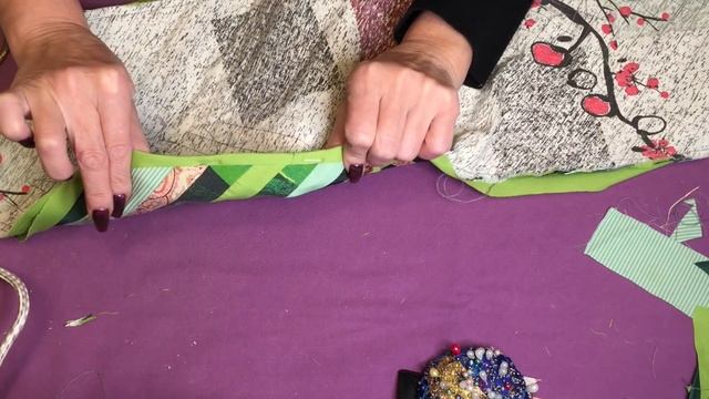 ЛОСКУТНАЯ ДОРОЖКА ДЛЯ НОВОГОДНЕГО СТОЛА/КАК СДЕЛАТЬ КИСТИ/ПЭЧВОРК/КРЕЙЗИ КВИЛТ/МАСТЕР КЛАСС смотреть онлайн