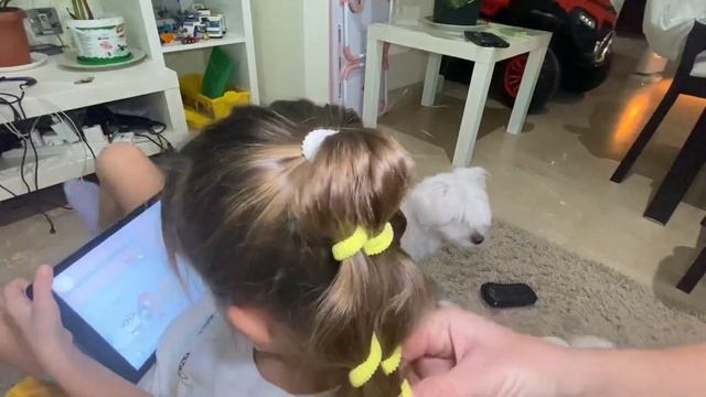 Быстрая причёска в школу.Красивая причёска для девочки. Причёска с резинками. смотреть онлайн