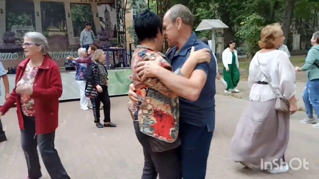 ТАНЦЫ ?? Пенсионеры кружат в ритме танца Парке городском г. Калуга #танцы #пенсионеры #парк смотреть онлайн