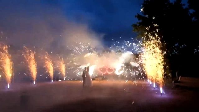 Горящие буквы, дорожка из фонтанов, вертушки и фейерверк на свадьбу смотреть онлайн
