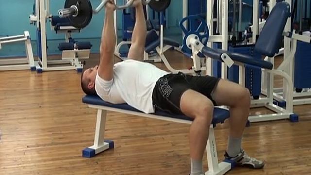 №028 — Жим штанги с изогнутым грифом (узкий хват) смотреть онлайн