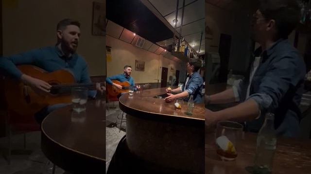 increíble , el camarero se arranca a cantar parte 1 - Zafra смотреть онлайн